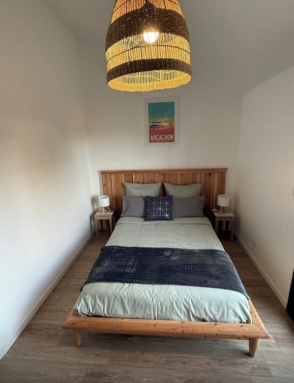 Escritorio, wifi gratis, ropa de cama