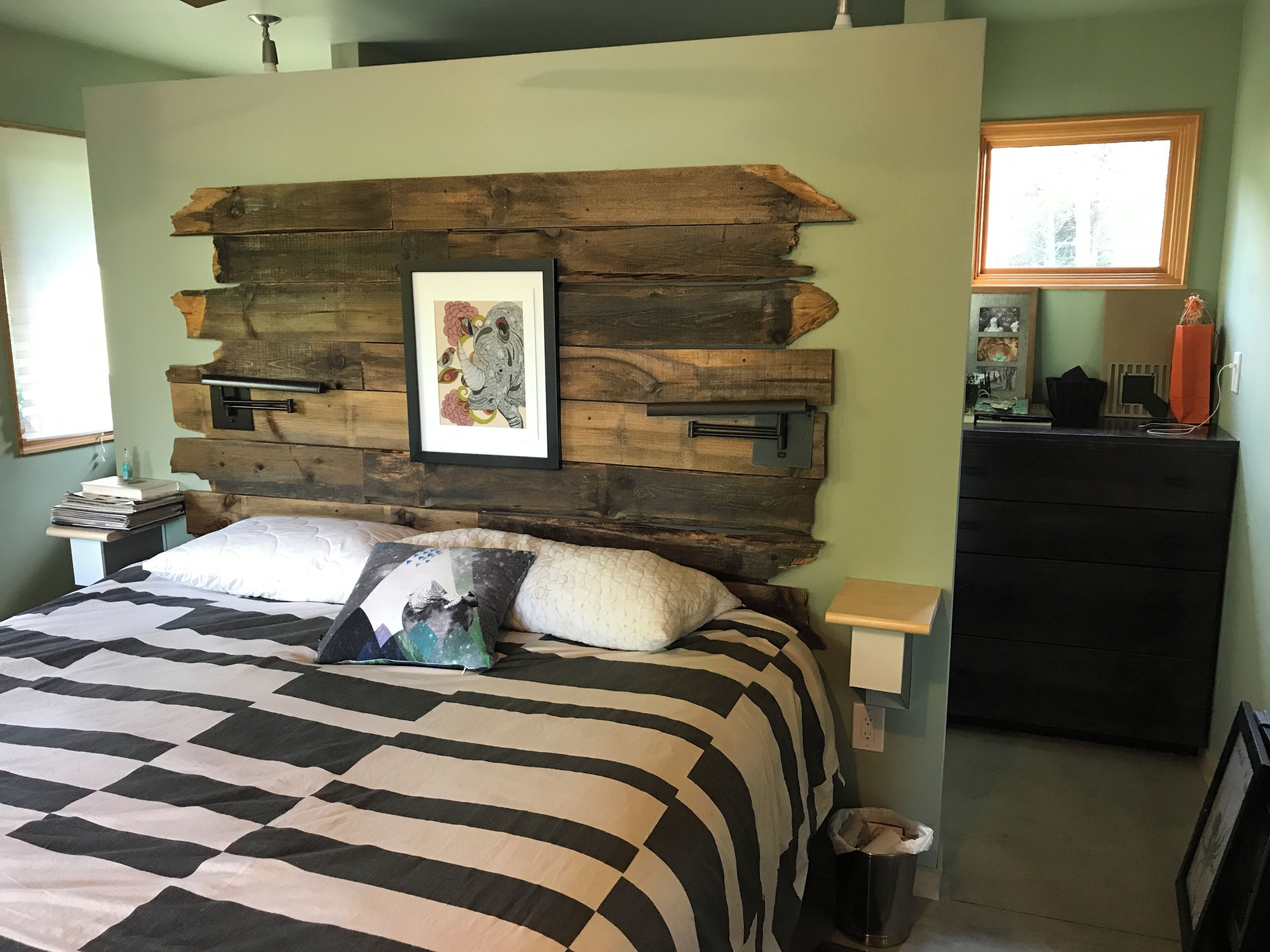 6 bedrooms, desk, iron/ironing board, travel cot