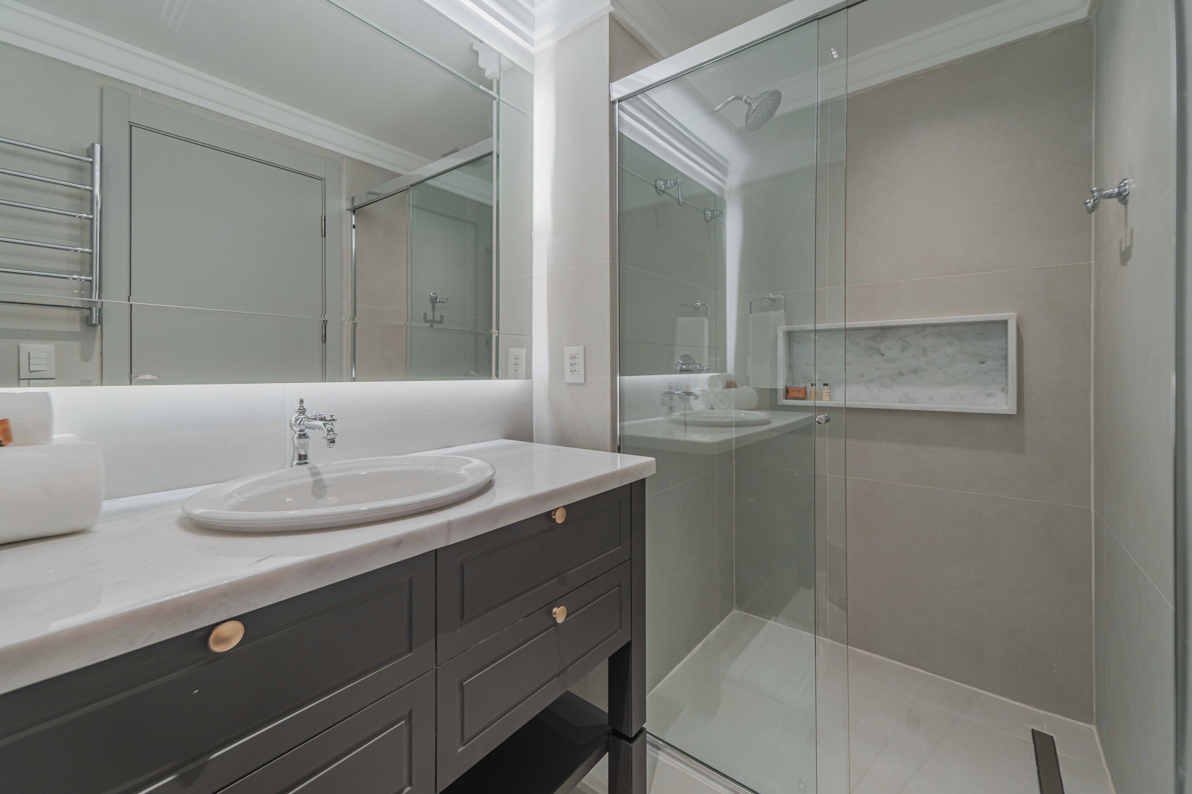 Apartamento premium | Banheiro | Chuveiro, toalhas de banho, sabonete, shampoo