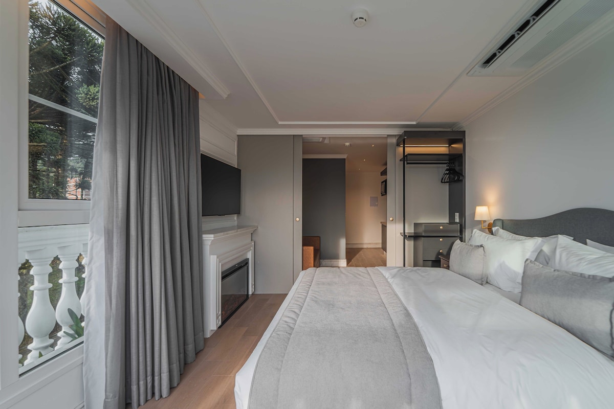 Premium Apartment | Desk, laptop workspace, WiFi (free), bed sheets