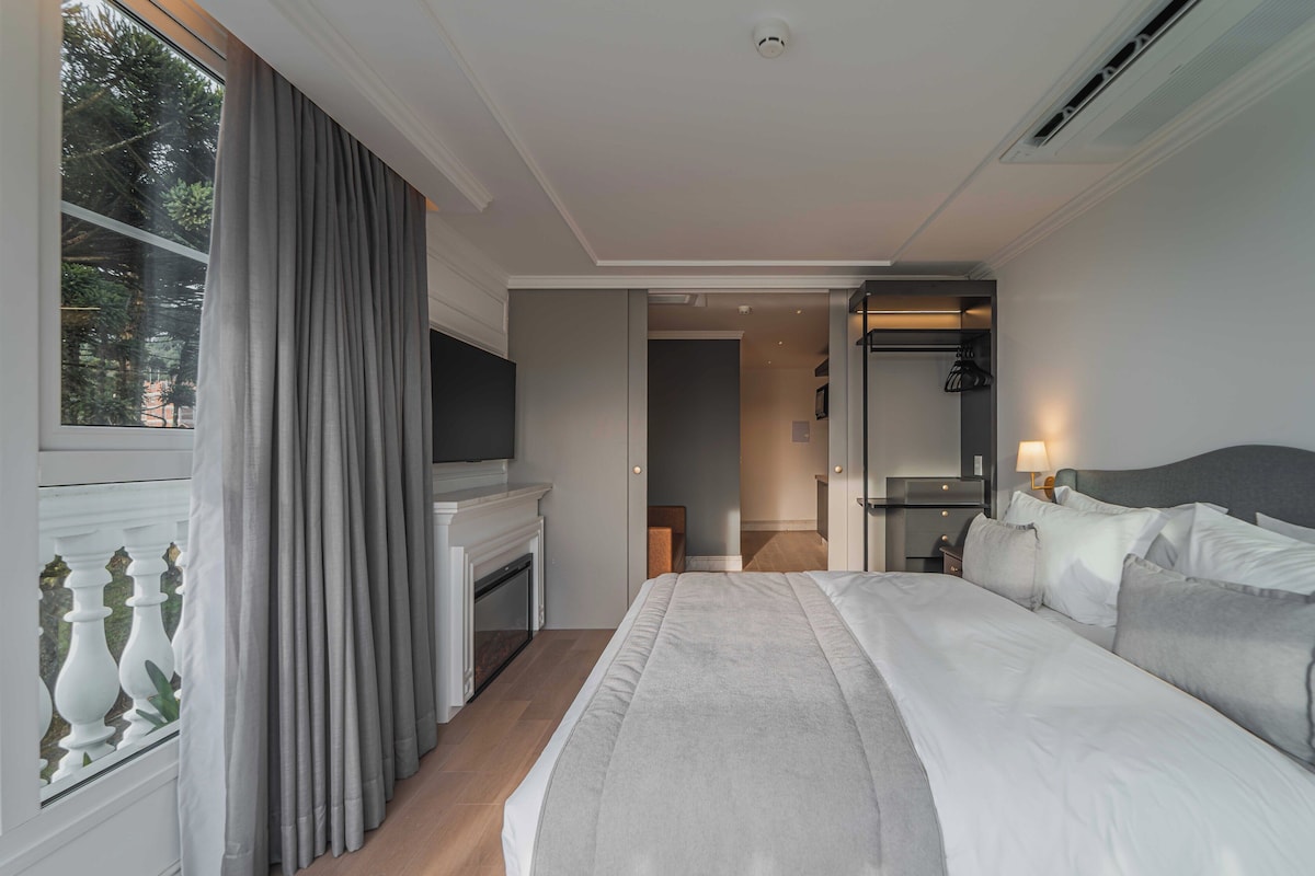 Superior Apartment | Desk, laptop workspace, WiFi (free), bed sheets