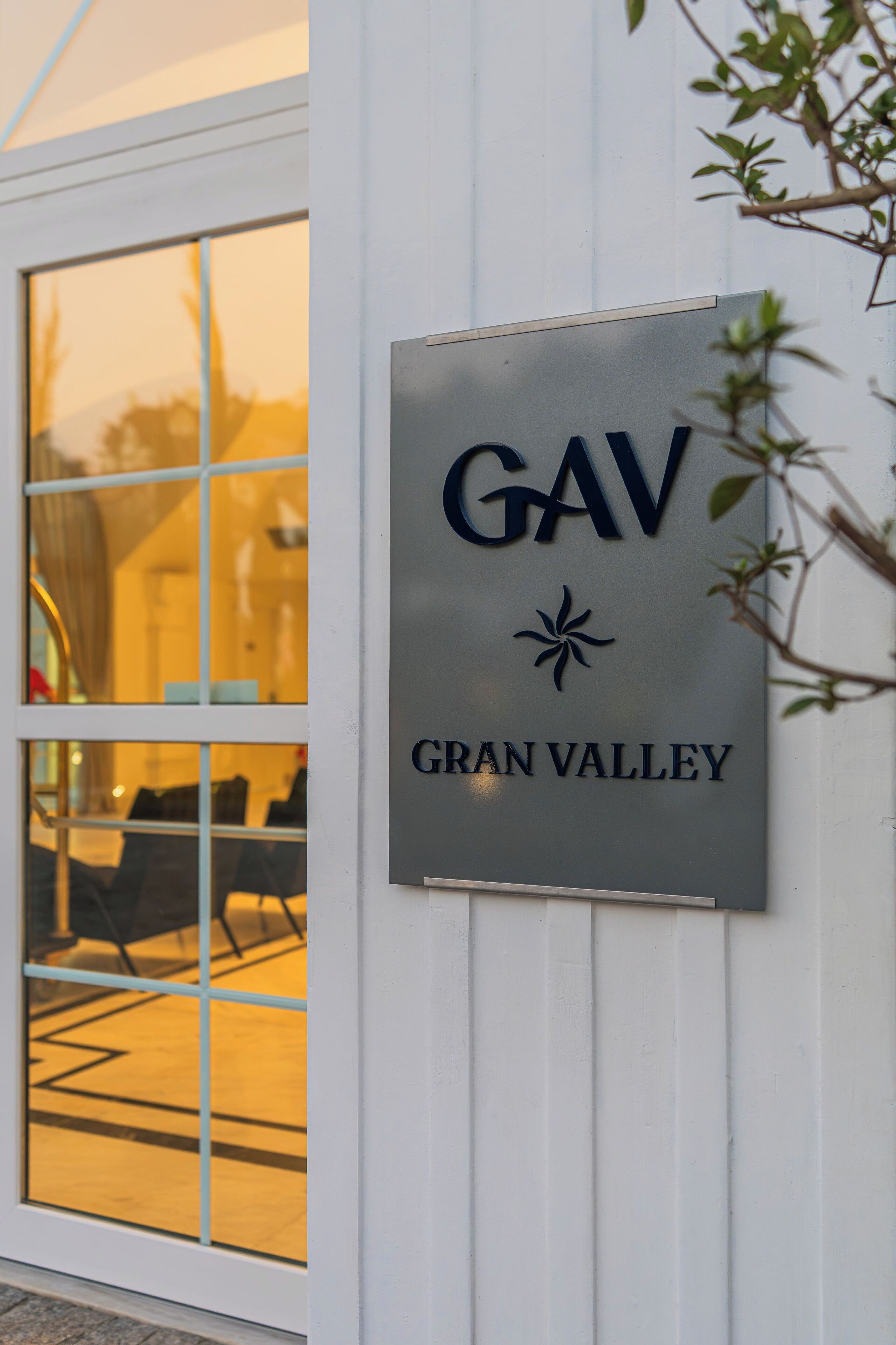 Un letrero con 'GAV GRAN VALLEY' en la pared exterior de un edificio.