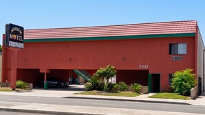 A red motel with a sign reading 'BRISTLE MOTEL' and a number '5541' on the building.