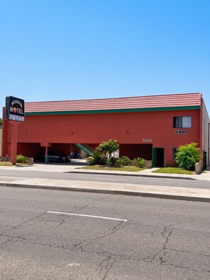 Un motel rojo con un letrero que dice 'BRISTLE MOTEL' y el número '5541' en el edificio.