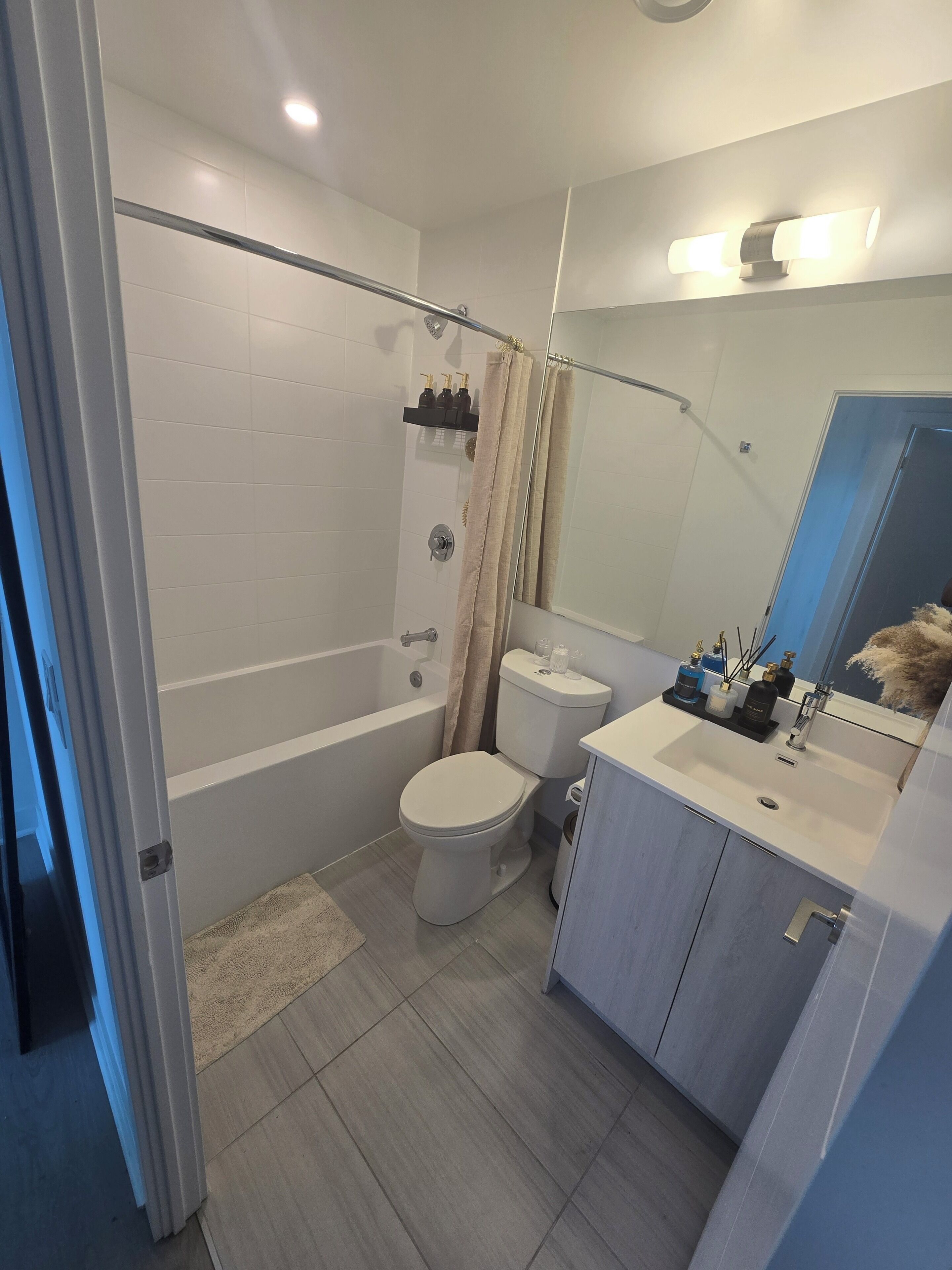 Toallas, jabón, papel de baño 