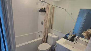 Toallas, jabón, papel de baño