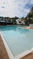 Una piscina al aire libre