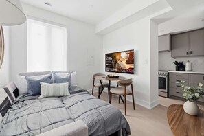 Een strijkplank/strijkijzer, wifi, beddengoed