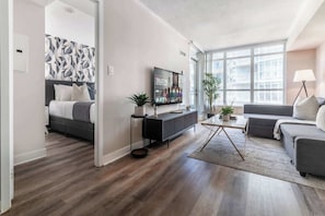 Iron/ironing board, WiFi, bed sheets - Elegant Waterfront Esc Modern Condo in Toronto (Toronto)