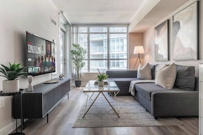 TV - Elegant Waterfront Esc Modern Condo in Toronto (Toronto)