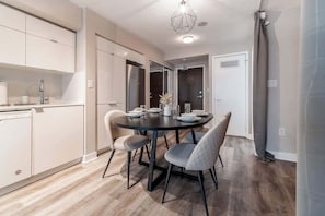 Dining - Elegant Waterfront Esc Modern Condo in Toronto (Toronto)