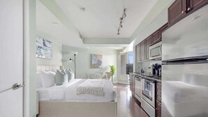 Iron/ironing board, WiFi, bed sheets - Morning Coffee | Modern Studio & Park Views ⭐ (Toronto)