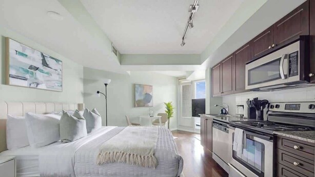 Iron/ironing board, WiFi, bed sheets - Morning Coffee | Modern Studio & Park Views ⭐ (Toronto)