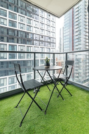 Dining - Modern 1BR, Designer Condo, Sleeps 4 (Toronto)