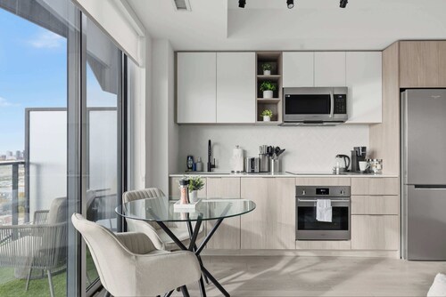 Modern Queensway Studio | Fast Transit Access