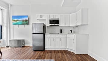 Coffee/tea maker, fridge, microwave, stovetop
