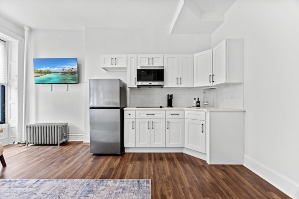 Coffee/tea maker, fridge, microwave, stovetop