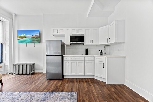 Spacious & Elegant King Bed Apartment Full Kitchen Just 2 blocks to Central Park