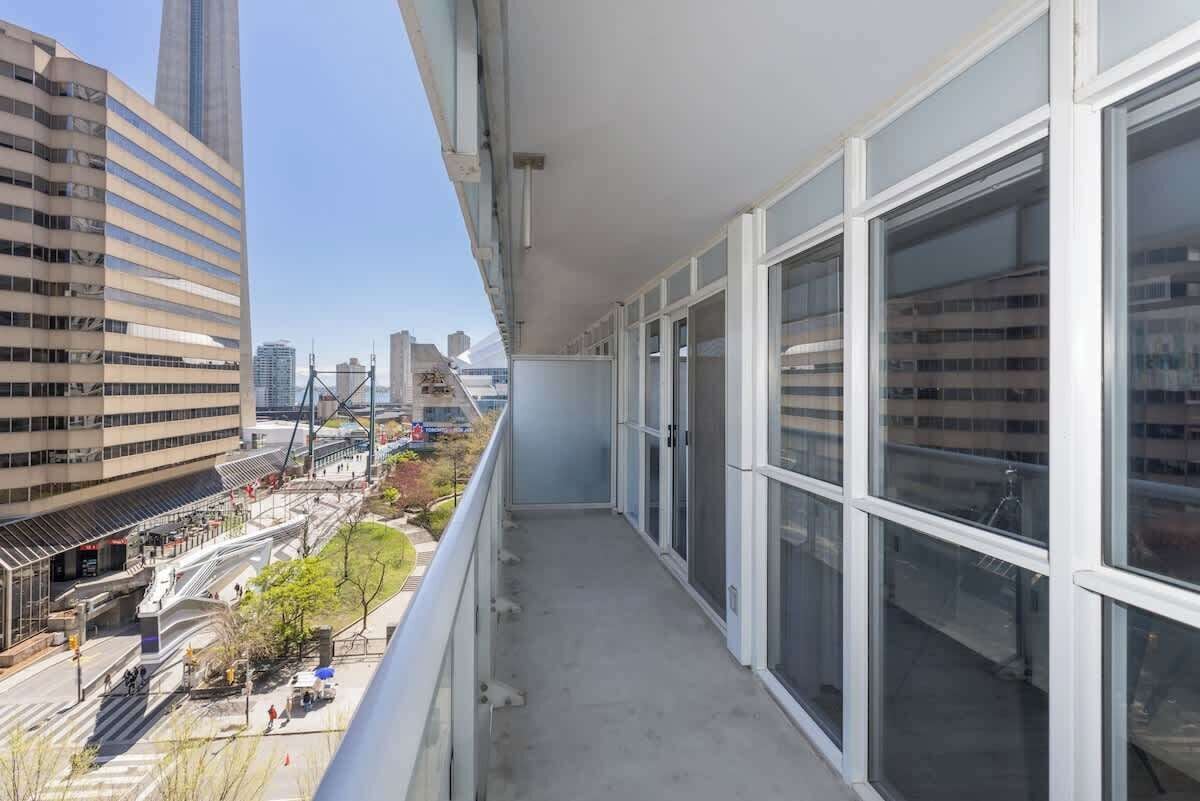 Un balcon offrant une vue sur le paysage urbain, avec des bâtiments et un pont.