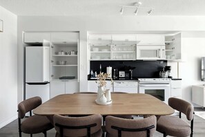 Private kitchen - Sunlit 2BR Condo by the Waterfront (Toronto)