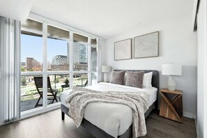 Room - Sunlit 2BR Condo by the Waterfront (Toronto)