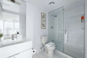 Unclassified image, 5 of 41, button - Modern 2BR Condo Stunning Views, Walk Everywhere (Toronto)