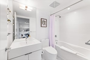 Een douche, een haardroger, shampoo