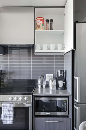 Wasserkocher mit Kaffee-/Teezubehör, Kühlschrank, Mikrowelle, Ofen