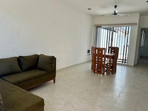 Living area - Spacious Single-Story House in Mérida | Near Altabrisa & Cholul | A/C / Wi-Fi (Mérida)