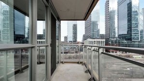 En balkon med udsigt til moderne skyskrabere.