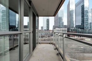 Ein Balkon mit Blick auf moderne Wolkenkratzer.
