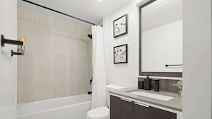 Unclassified image, 3 of 28, button - Modern Suite, Panoramic Views, Parking (Toronto)
