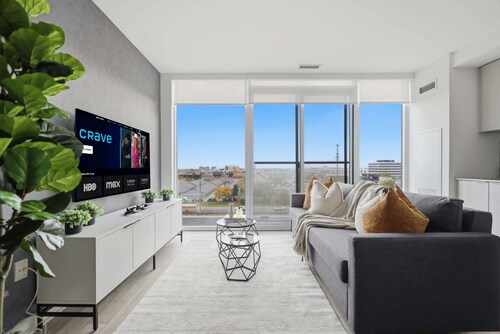 Modern Suite, Panoramic Views, Parking