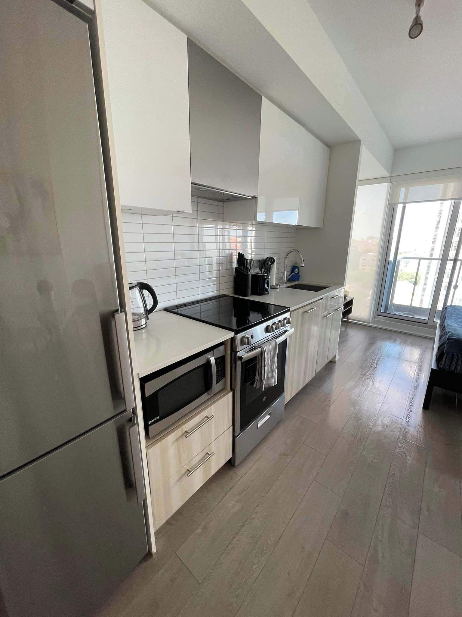 Coffee/tea maker, fridge, microwave, oven