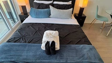 Iron/ironing board, WiFi, bed sheets