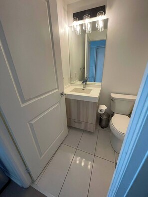 Unclassified image, 3 of 18, button - Executive Studio w Balcony  Steps to Eaton Centre (Toronto)