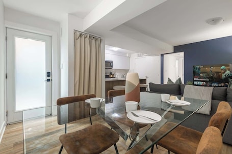 Stylish Toronto 2BR | Walk to Lansdowne Subway