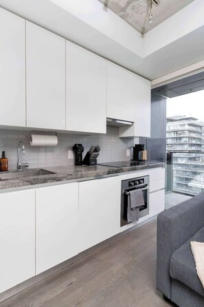 Een koffiezetapparaat/waterkoker, een koelkast, een magnetron, een oven