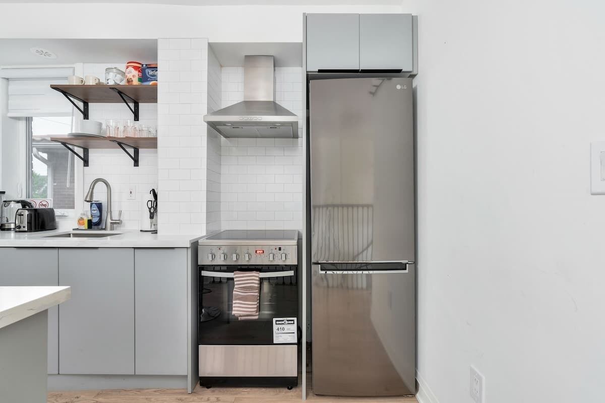 Coffee/tea maker, fridge, microwave, oven