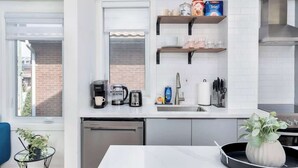 Cafetera y tetera, refrigerador, microondas y horno 