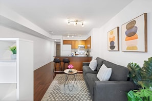 Un appartement moderne comprenant une cuisine, un coin repas et un salon.