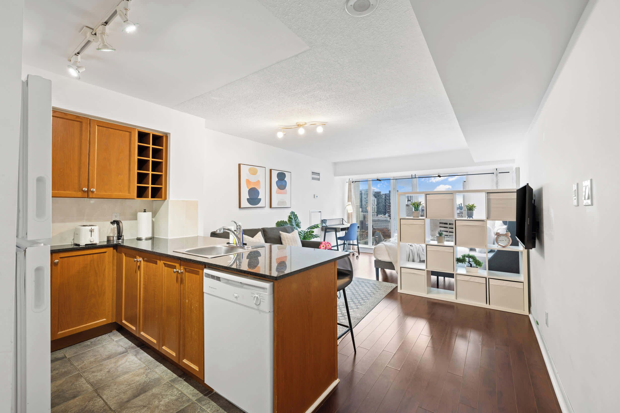 Une cuisine moderne avec des meubles en bois, un lave-vaisselle et un grand îlot central.