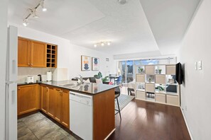 Eine moderne Küche mit Holzschränken, einem Geschirrspüler und einer großen Kochinsel.