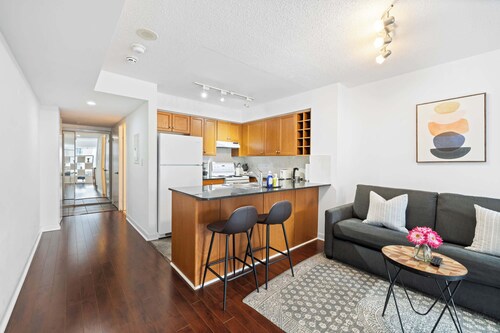 Cozy Urban Retreat Walk to Yonge-Dundas Square | Parking Available