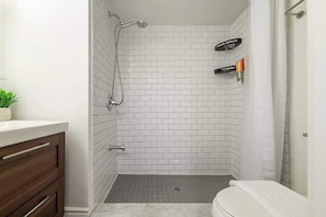 Een douche, een haardroger, shampoo