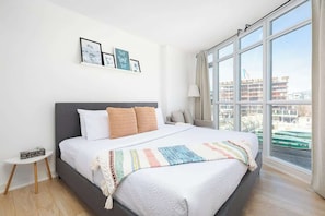 Een strijkplank/strijkijzer, wifi, beddengoed