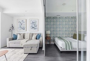 Een strijkplank/strijkijzer, wifi, beddengoed