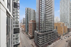 Un immeuble urbain de grande hauteur, doté de nombreux étages, de grandes fenêtres et d’une architecture moderne.