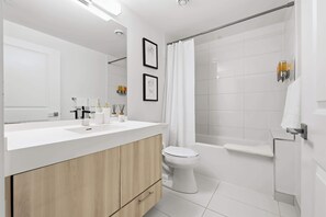 Een douche, een haardroger, handdoeken, shampoo