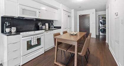 Sleek 2BR Waterfront Condo Perfect City Getaway